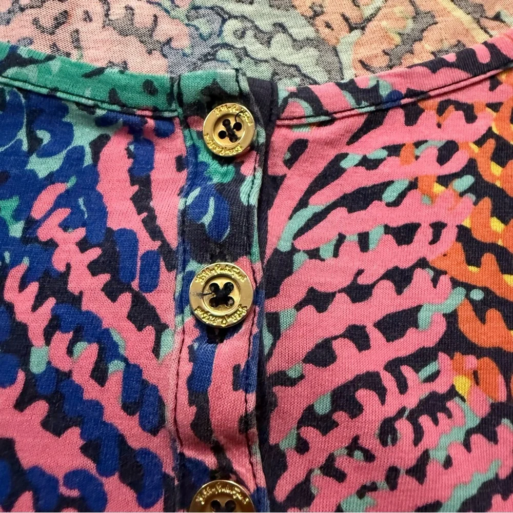 Lilly Pulitzer Porter Henley Top in the Electric Feel print size S - Picture 6 of 16